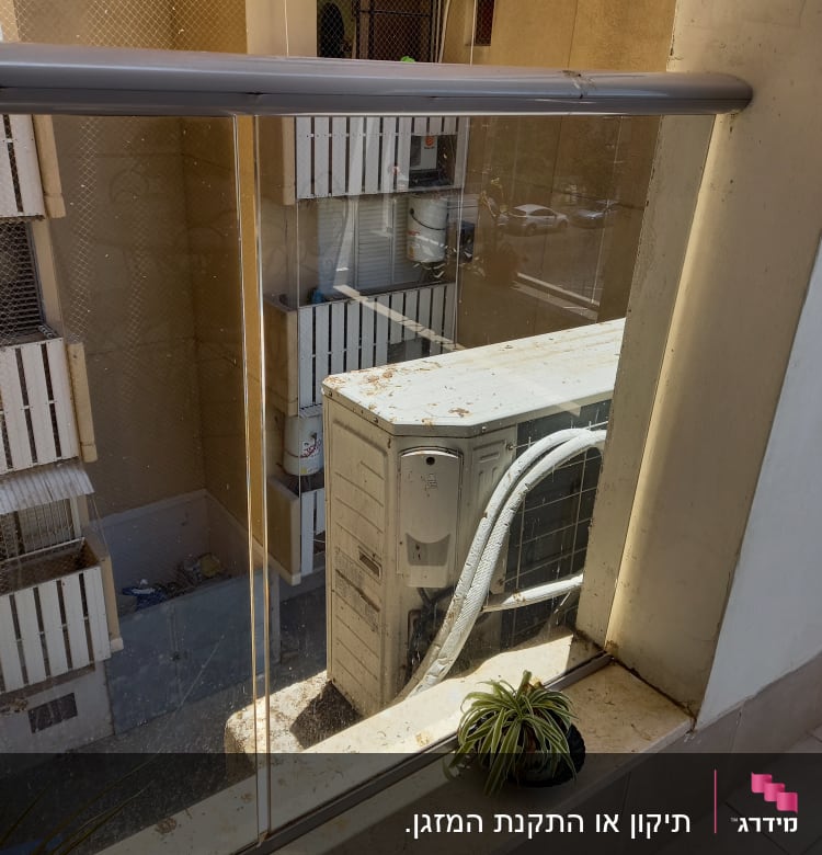 יחידת מזגן חיצונית על אדן חלון